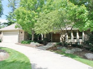 3160 Chambord Dr, West Bloomfield, MI 48323