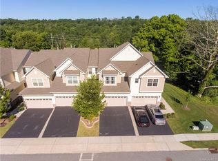 81 Meadow View Dr, Middletown, NY 10940