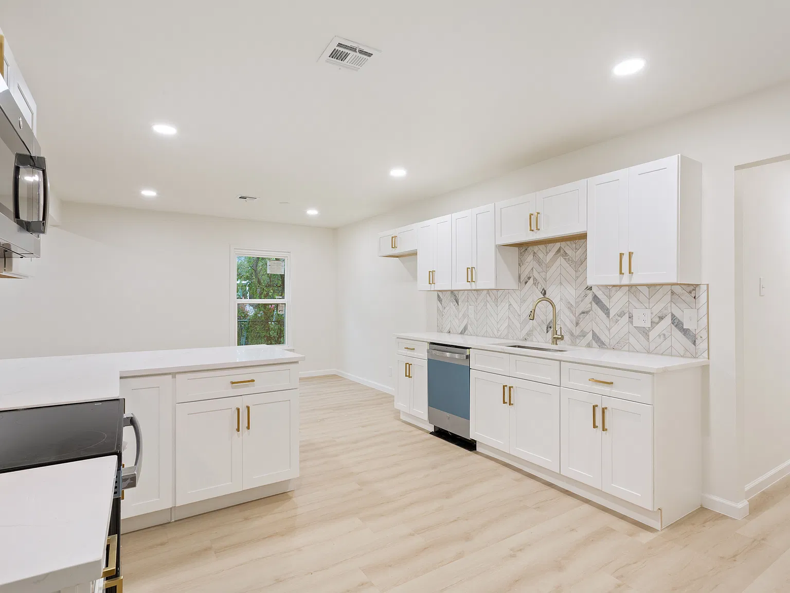 5 bed, 2626 sqft, $2,700 — Photo 4