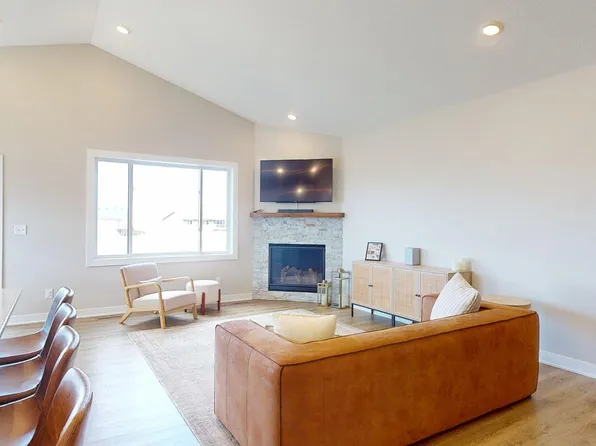 2018 Douglas Trail Dr, Pine Island, MN 55963