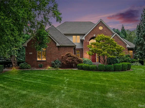 4678 Edinburgh Dr, Howell, MI 48843