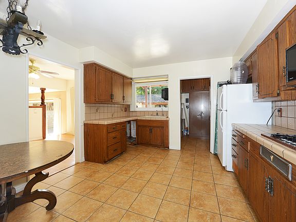 2nd image of 8643 Aqueduct Ave