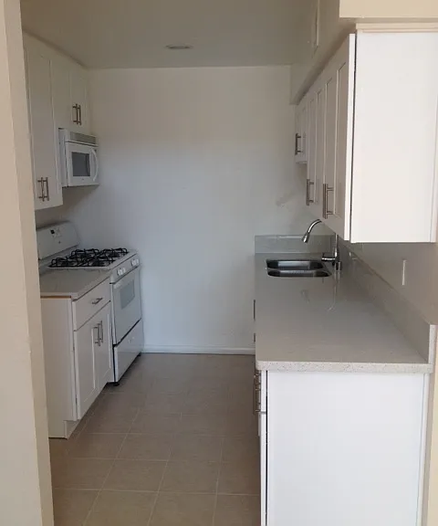 The Courtyard Apartments — Photo 20