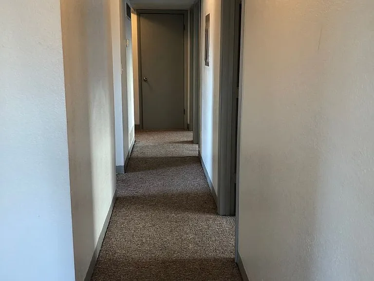 Regents Court Apartments — Photo 18