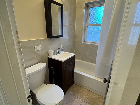 3rd image of 4022 N Ashland Ave #301