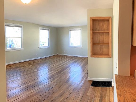 5th image of 126 Margaret St APT A