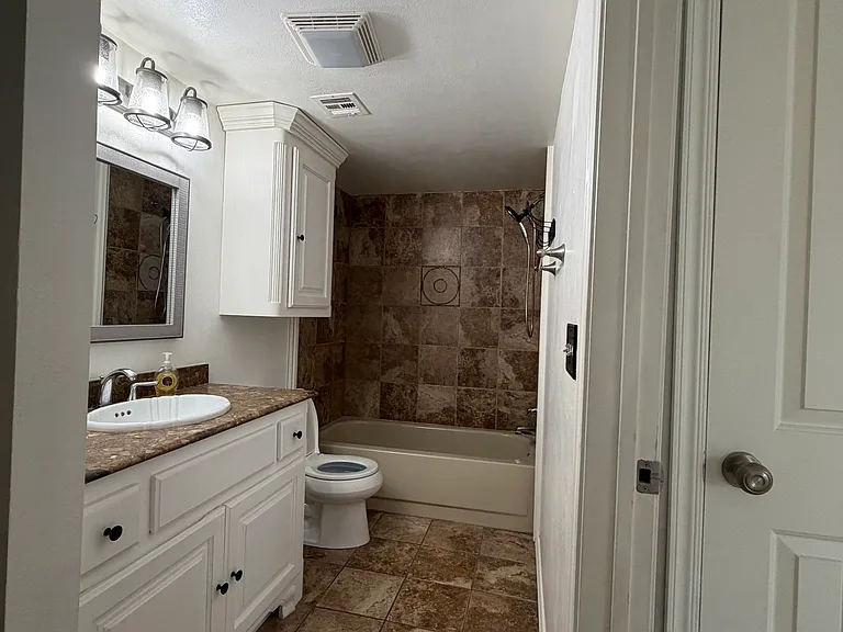 11525 N Meridian Ave #216 — Photo 9