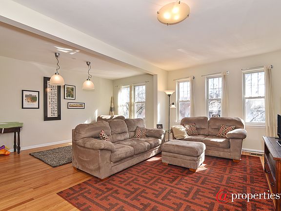 2nd image of 2502 W Balmoral Ave #1C