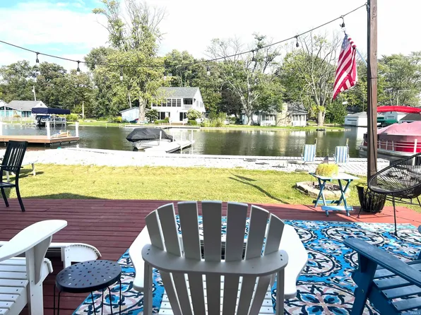 12580 N Rainey Rd W, Syracuse, IN 46567