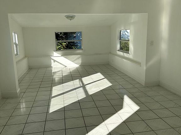 3rd image of 210 Linda Ave