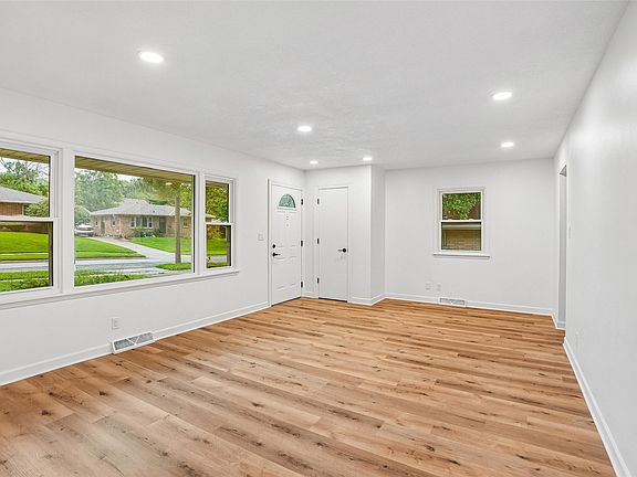3rd image of 3214 Fairlane Dr