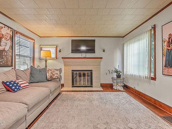 2nd image of 1852 Oakwood Dr