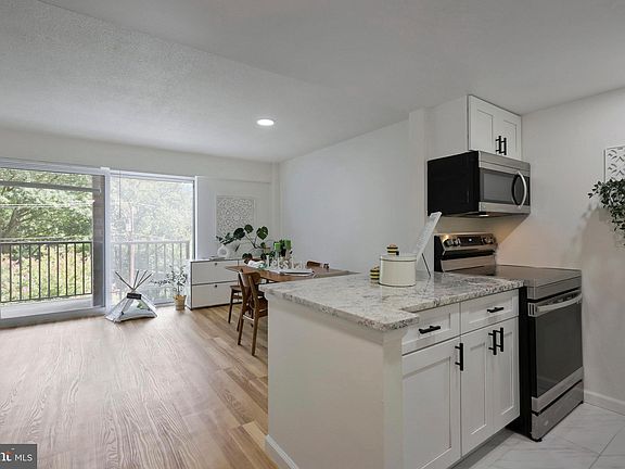 3rd image of 1300 Army Navy Dr APT 412