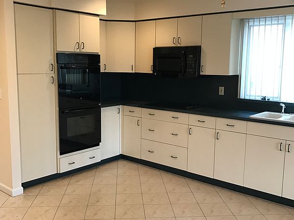 4th image of 221-223 Gainsborg Ave