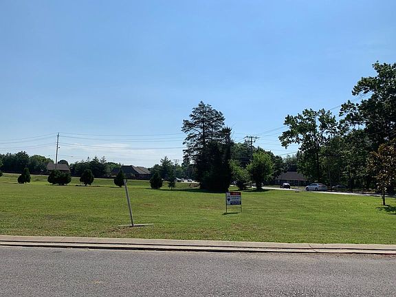 4th image of 904 Empire Blvd