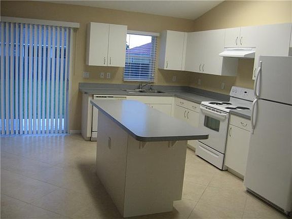 3rd image of 549 SW Ester Ave