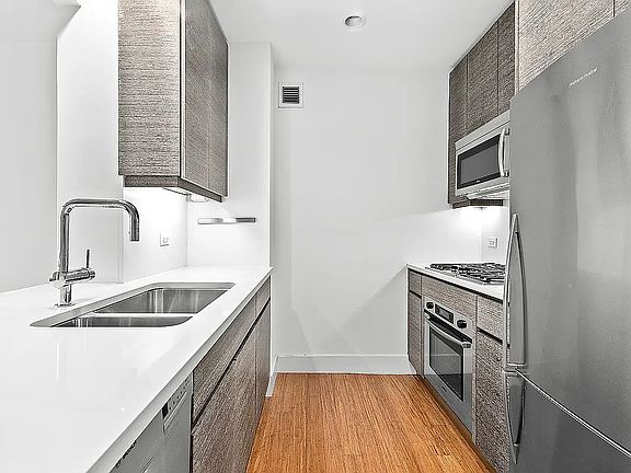 4th image of 305 W 16th St APT 4A