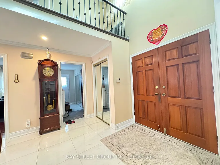 33 Northolt Cres — Photo 2