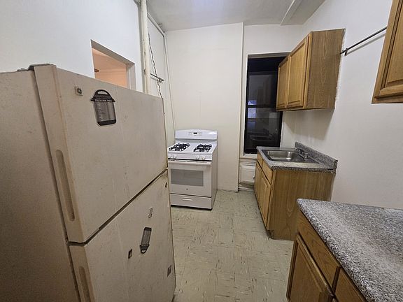 4th image of 2117 Foster Ave #4C