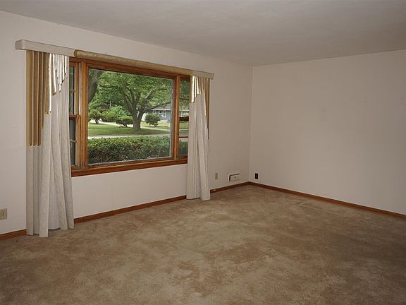 4th image of 2228 Pierce Ave
