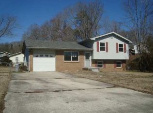 300 Edmond Dr, Oliver Springs, TN 37840
