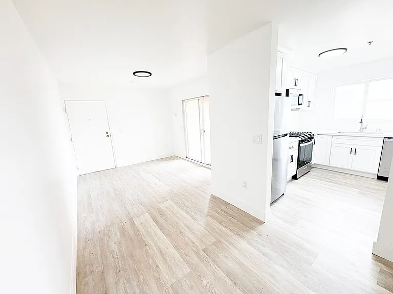 2637 S Manhattan Pl — Photo 11