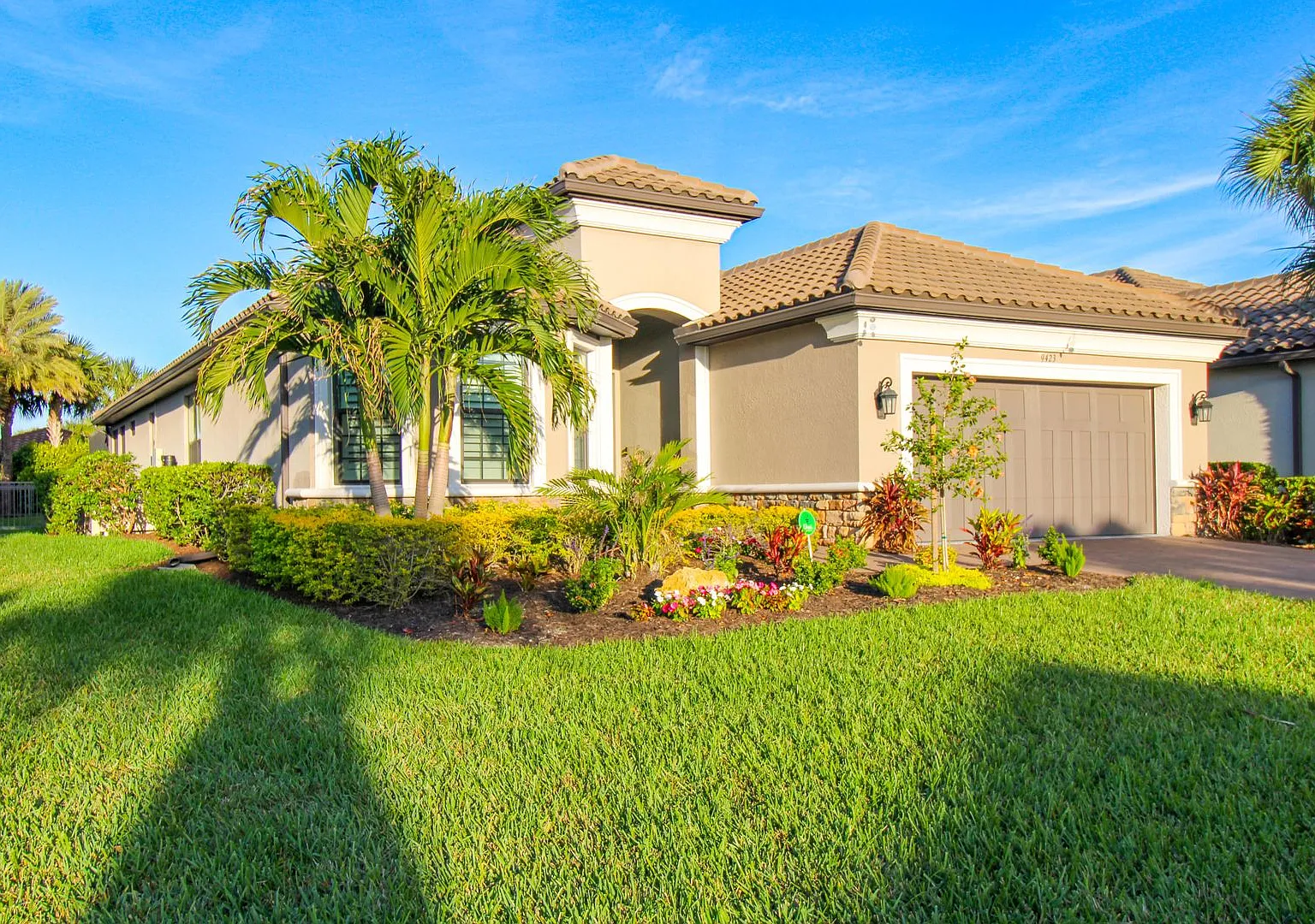 ** Stunning 3-Bedroom + Den, 3-Bathroom Heated Pool & Spa Home With Golf Transfer To Esplanade Go... — Photo 2