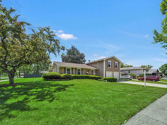 4th image of 214 Edgebrook Dr
