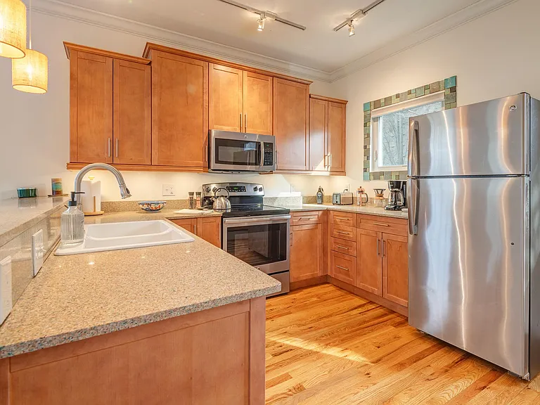 39 Clyde St #D — Photo 8