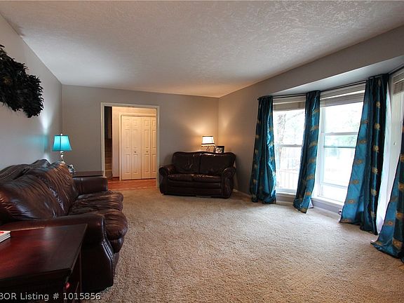 5th image of 704 E Skyline Dr