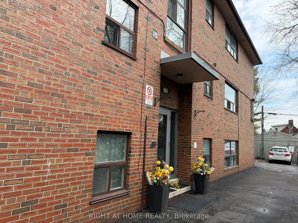 115 8th St #2, Toronto, ON M8V 3C5
