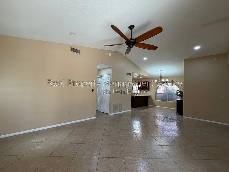 7568 W Kerry Ln — Photo 4