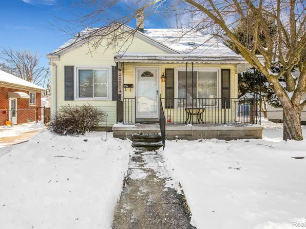 20204 Rosedale St, Saint Clair Shores, MI 48080