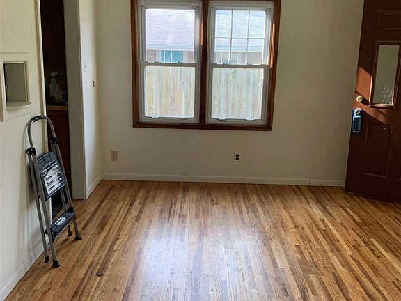 3rd image of 1121 N Jefferson Ave