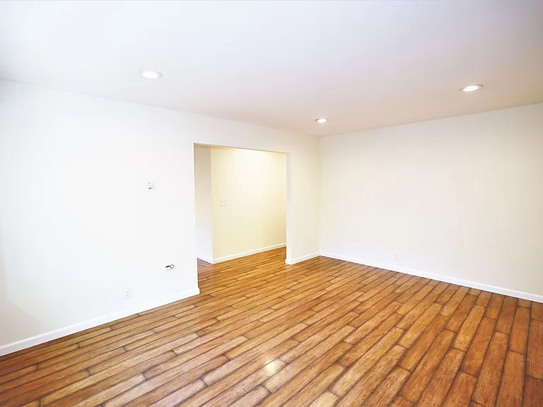 Beautifully updated 2 bed/1 bath Duplex in Redwood City with yard Available NOW! — Photo 5
