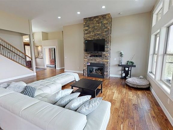 3rd image of 8305 E Black Oak Ln