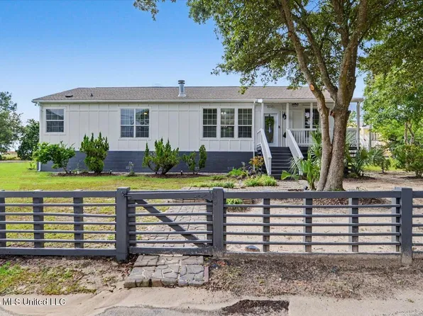 1514 Ellis St, Pass Christian, MS 39571