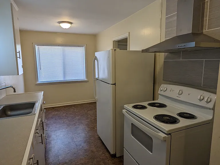 1066 Howard St SE — Photo 4