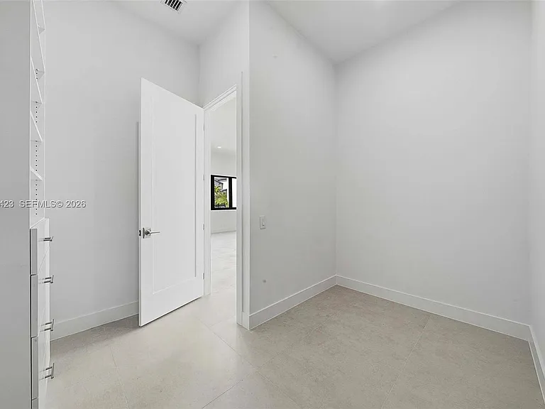 5718 Ashwood Cir W — Photo 46