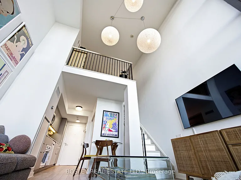 5 Hanna Ave #302 — Photo 2