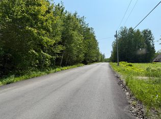 15 Bowling Green Ln, Belfast, ME 04915