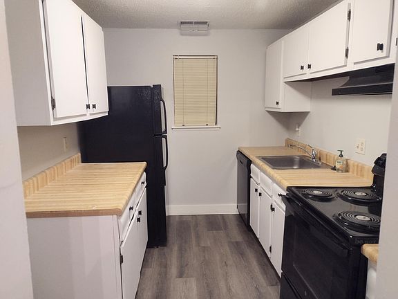4th image of 30 Village Hill Ln