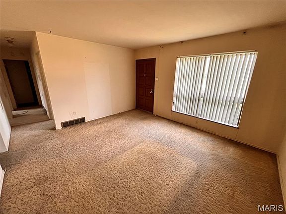 5th image of 3114 Clarence Ave