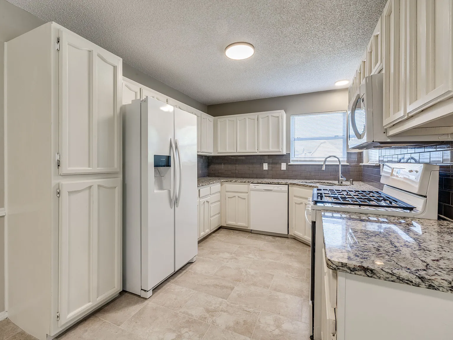 3 bed, 2.5 bath, 1686 sqft, $1,925 — Photo 2