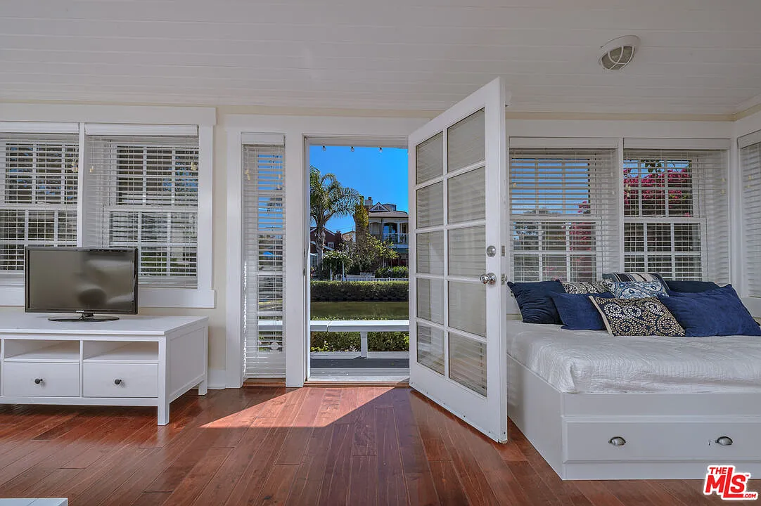 1 bed, 1.0 bath, 900 sqft, $7,000 — Photo 2