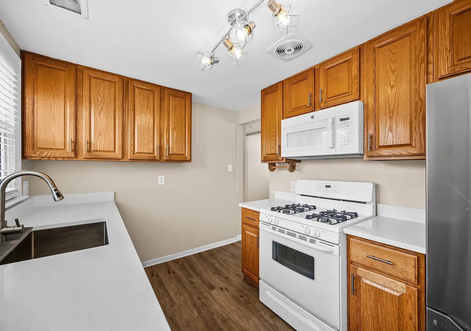 2 bed, 886 sqft, $2,250 — Photo 3
