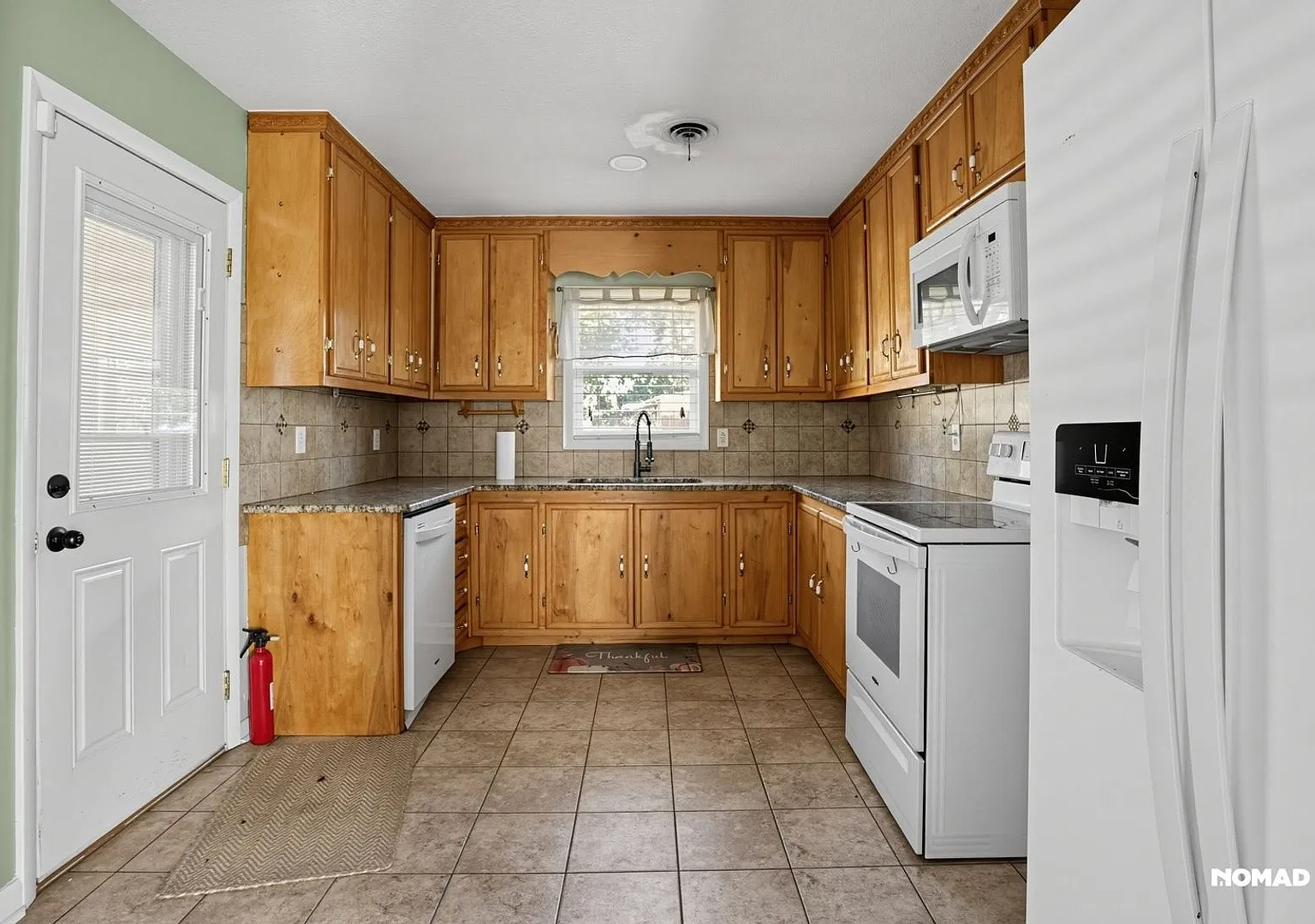3BR Home + Sunroom & Detached Bonus Space — Photo 2