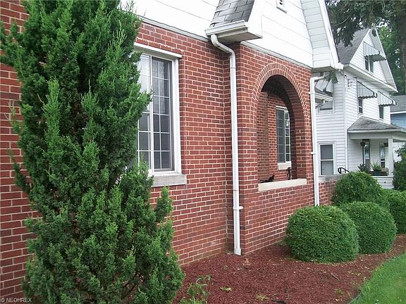 View of front yard landscaping