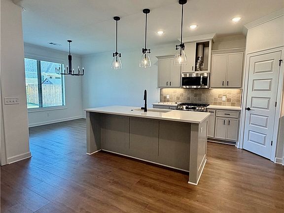 5th image of 2104 Silk St