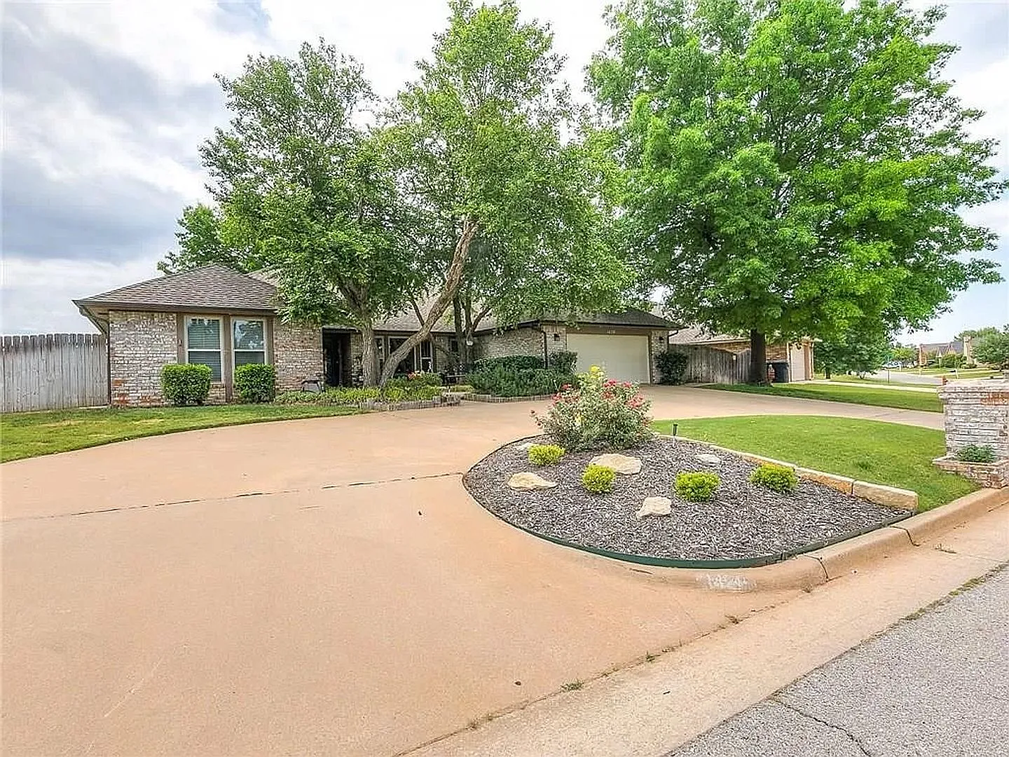 * * * $300 Move-in Special * * * Spacious and Beautiful 4 Bedroom / 2 Bathroom home in Edmond! * ... — Photo 4